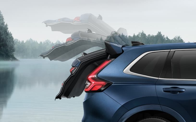 ฝากระโปรงท้ายเปิด-ปิด ด้วยระบบไฟฟ้าแบบแฮนด์ฟรี พร้อมระบบปิดอัตโนมัติ เมื่อกุญแจรีโมทอยู่ห่างจากตัวรถ